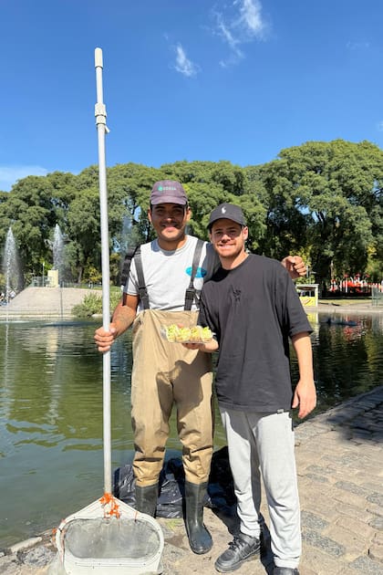 En el porteño Parque Centenario, Gastón Soffritti no se privó de cocinarle a un trabajador del lugar