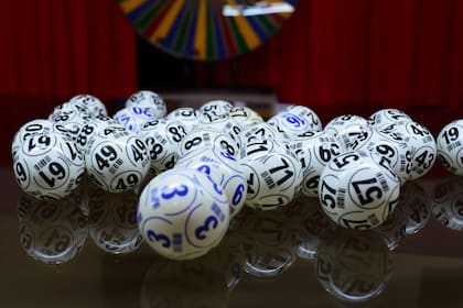 En el Powerball los jugadores deben elegir cinco números para las bolas blancas y otro para la bola roja