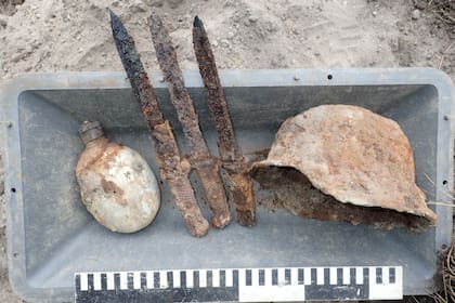 En el pozo se descubrieron armas, herramientas grabadas, placas de identificación y medallas