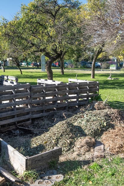 En el predio realizan su propio compost para enriquecer la huerta