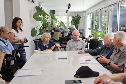 En el preludio de la reunión grupal, suele haber un cruce de opiniones cargadas de humor