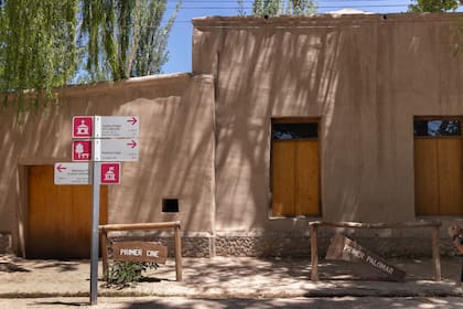 En el primer cine del pueblo se proyectaban películas en blanco y negro todos los domingos.