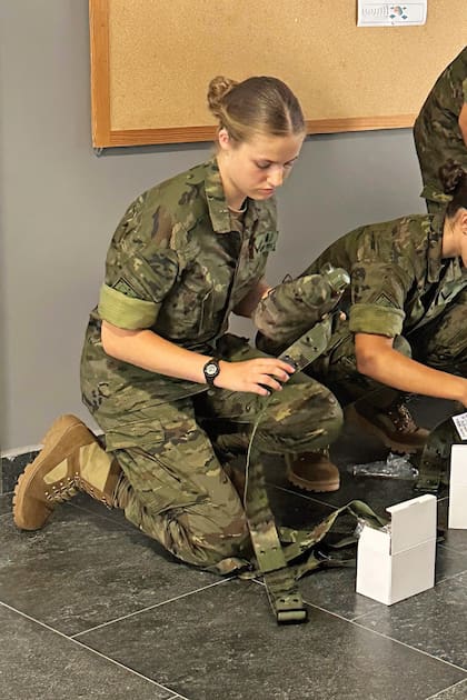 En el primer día, Leonor recibió –al igual que los 612 alumnos de los distintos cuerpos y especialidades– un kit con uniformes: el traje gris de diario, el de color caqui, el de camuflaje para las maniobras y la ropa deportiva. Llamó la atención el reloj digital que lució la futura reina (lo usa en la muñeca derecha, como su padre): se trata del W500M Running Stopwatch, de Decathlon, y tiene un valor de menos de 30 euros.