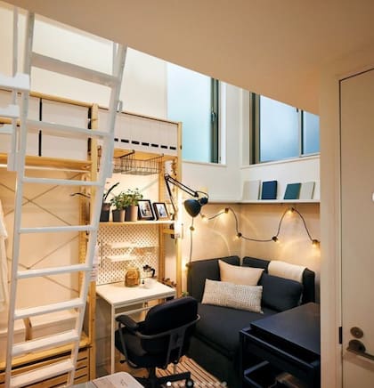 En el primer piso cuenta con la entrada, la cocina, el baño y los electrodomésticos