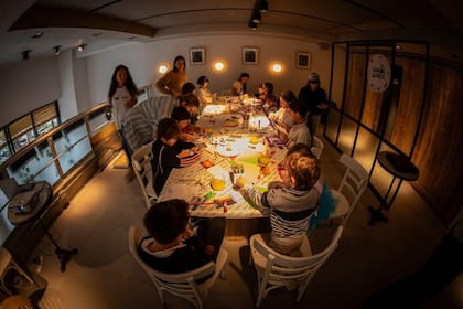 En el primer piso de su local de Recoleta, Gontran Cherrier invita a los chicos a explorar su creatividad.
