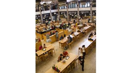 En el primer piso del Mercado da Ribeira, los tres mil metros cuadrados del salón principal son una vidriera de lo mejor de la ciudad, con 49 espacios que sirven 6 mil comidas diarias