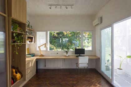 En el primer piso, el estudio de arquitectura que convive con el de producción musical y el living.