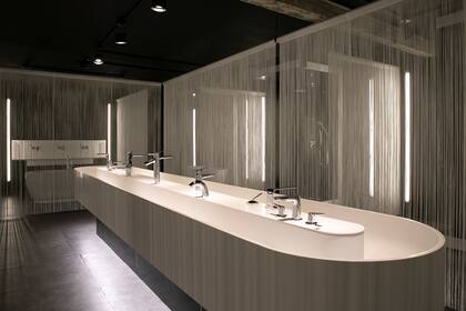 En el primer piso, enteramente dedicado a los productos de la firma japonesa TOTO, una serie de velos actúan como comunicantes entre los distintos sectores.