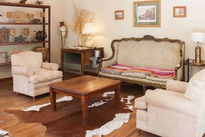 En el primer piso, la sala de estar invita al descanso.