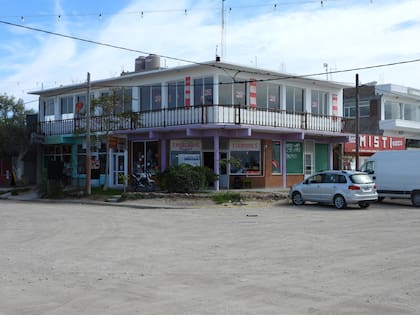 En el primer piso se encuentra el restaurante Bella Vista, que es el único que funciona durante todo el año