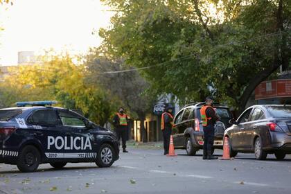 En el principal ingreso a la Ciudad de Mendoza, los agentes policiales piden el certificado de circulación.