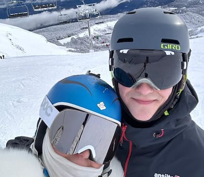 En el proceso de rehabilitación, Lola aprendió de nuevo a caminar y para todo dependía de alguien: la bañaban, la peinaban, la vestían, se movilizaba en silla de ruedas y en una moto eléctrica para personas con discapacidad para subir y bajar escaleras. Además, tuvieron que adaptar el baño y la cama.