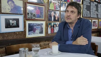 En el programa Perdidos en Buenos Aires, Felipe Pigna visitó el clásico bodegón El Obrero