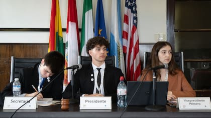 En el programa "Uniendo Metas", de la Asociación Conciencia, los jóvenes simulan encuentros de los países miembros de la ONU y sus debates