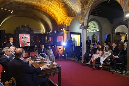 En el prólogo del libro, Bulgheroni, CEO de Pan American Energy Group, afirma que la escala de producción y reservas de Vaca Muerta “nos genera nuevos desafíos, pero también oportunidades, especialmente en un contexto de transición energética global. Vaca Muerta es una realidad. Pero si algo nos enseña este libro es que esta realidad debe seguir construyéndose todos los días con esfuerzo, creatividad y una justa medida de osadía”