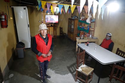 En el pueblo más alto de la Argentina, Brian Acoria atiende un hospedaje que incluye comedor