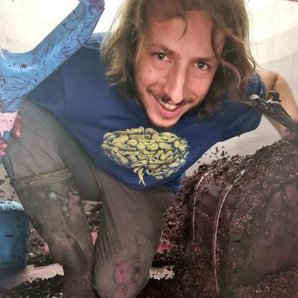 En el pueblo, todos se acuestan muy temprano, ya que a las 6 de la mañana suenan las campanas de todas las iglesias (una en cada pueblo) para dar comienzo a la jornada laboral.