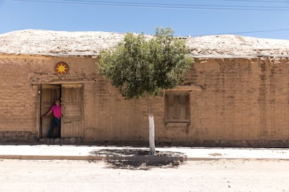 En el pueblo viven apenas 250 habitantes. Las casas son de adobe, piedra y paja.