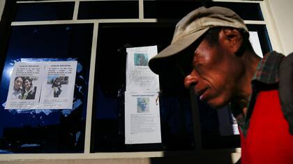 En el puente internacional, decenas de carteles señalan a los desaparecidos