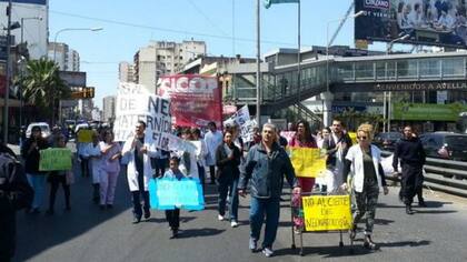 En el puente Puerredón reclaman por el cierre de áreas en el Hospital Fiorito de Avellaneda