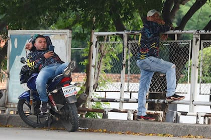 En el puente Simón Bolívar siempre hay personas que sacan fotos y anotan qué venezolanos hablan con la prensa