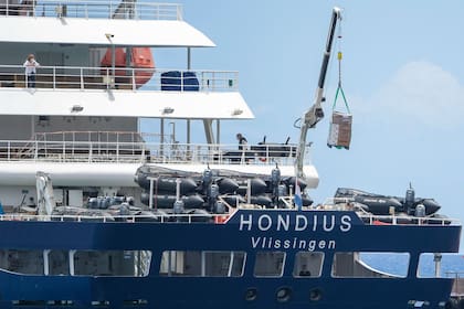 En el puerto de Granadilla de Abona, en la isla de Tenerife, fueron evacuados todos los pasajeros del crucero del hantavirus y se lo aprovisionó para poder seguir a Países Bajos, solo con la tripulación