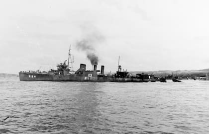 En el puerto de Hiro Wan, Japón, el 29 de octubre de 1945. La imagen fue tomada cuando el destructor fue recuperado por los Estados Unidos. Con la bandera japonesa y su identificación como buque de patrulla P102 de la armada imperial