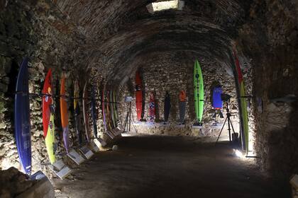 En el puerto, los viejos depósitos ahora tienen otro uso