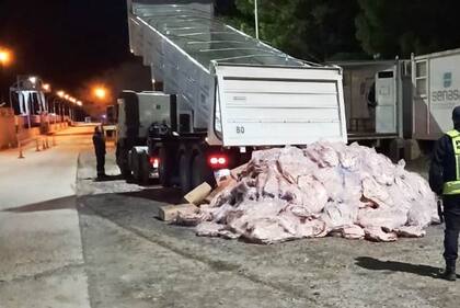 En el Puesto de control de la Barrera Zoofitosanitaria Patagónica, ubicado en Puente Dique Catriel, provincia de Río Negro, se decomisaron 7800 kilos de carne bovina transportada de manera irregular