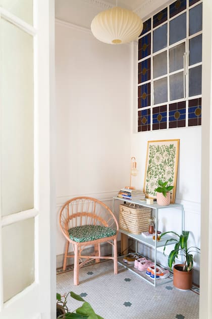 En el recibidor: láminas estampadas, verde y mimbre