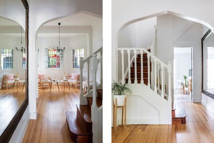 En el recibidor mantuvieron el piso de pino tea. Dos sillones (Philippa Deco Boutique) con almohadones (Philomena Home). Mesitas (Tienda Vainilla) con vela (Bohemia Velas). Al pie de la escalera, enorme espejo (Galpón Loreto).