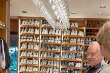 En el recorrido, el empresario mostró el dormitorio principal y un vestidor repleto de calzados