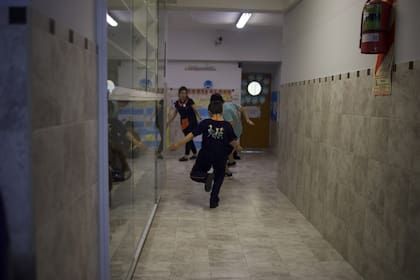 En el recreo, niños de 9 y 10 años corren tras una pelota en el patio de Guardia Vieja