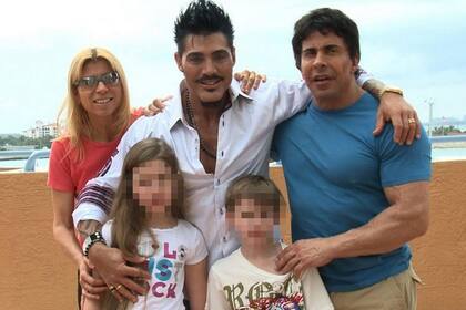 En el recuerdo. Los chicos, junto a su padre Ricardo, Gustavo y una de las señoras que los cuida tiempo atrás.