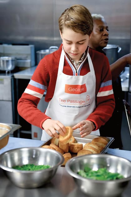 En el refugio, George ayudó a cocinar los budines de Yorkshire y a preparar la mesa