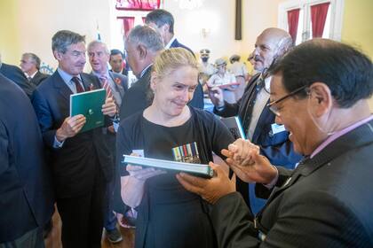 En el Regimiento de Gendarmería de Mercedes, la enfermera inglesa Sue Warner recibe un obsequio de parte del veterano argentino Anastacio Vilca Condori