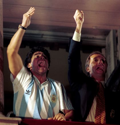 En el regreso a Buenos Aires tras la Copa del Mundo, Carlos Bilardo festeja junto a Diego Maradona en el balcón de la Casa Rosada