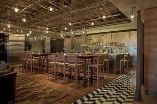 Todos juntos. La nueva tendencia que se impone en bares y restaurantes porteños