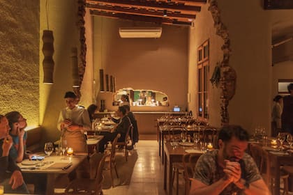 En el restaurant Piedra Pasillo, desde un hueco en una pared se exhibe el trajín de la cocina, de donde salen los exigentes despachos 