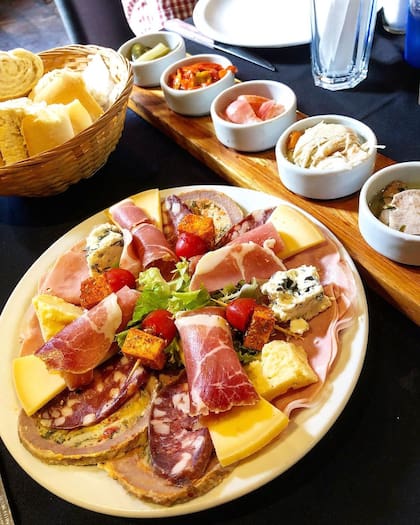 En el restaurante de campo ofrecen el menú libre en pasos: entrada, plato principal y postre incluido