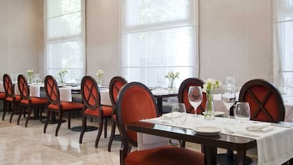 En el restaurante del NH Lancaster podés almorzar propuestas de cocina española y mediterránea