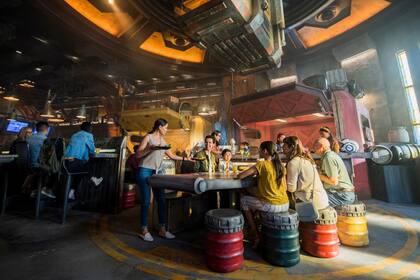 En el restaurante Docking Bay 7 Food & Cargo ubicado en Star Wars: Galaxy’s Edge se pueden consumir bebidas alcoholicas