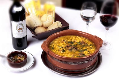 En el restaurante El Imparcial, el locro se sirve con dos salsas, una picante por supuesto.