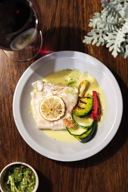 En el restaurante La Prove, róbalo con crema de limón, zapallitos, pepino, tomate deshidratado.