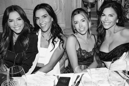 En el restaurante Lafayette, Lauren con Eva Longoria, Elsa Collins y
Veronica Smiley Grazer.