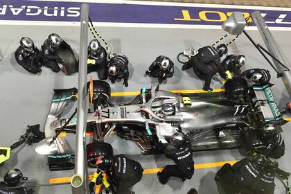 En el retorno de la Fórmula 1, cada escudería contará con 80 personas; solo 16 mecánicos podrán permanecer en la grilla, al marcarse el cartel de 3 minutos