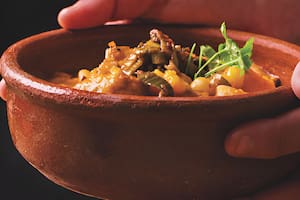 En El Retorno, en pleno microcentro porteño, el chef Diego Colman prepara un locro con roast beef, falda, cuerito, porotos blancos y maíz