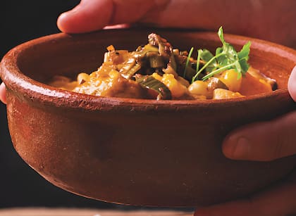 En El Retorno, en pleno microcentro porteño, el chef Diego Colman prepara un locro con roast beef, falda, cuerito, porotos blancos y maíz
