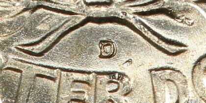 En el reverso de la moneda se puede ver la marca de ceca "D" sobre una "S" apenas visible debido a un pulido en el troquel