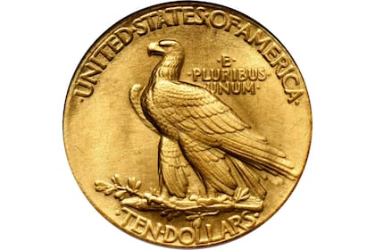 En el reverso, la moneda acuñada en 1907 presenta la imagen de un águila y la leyenda "E PLURIBUS UNUM"